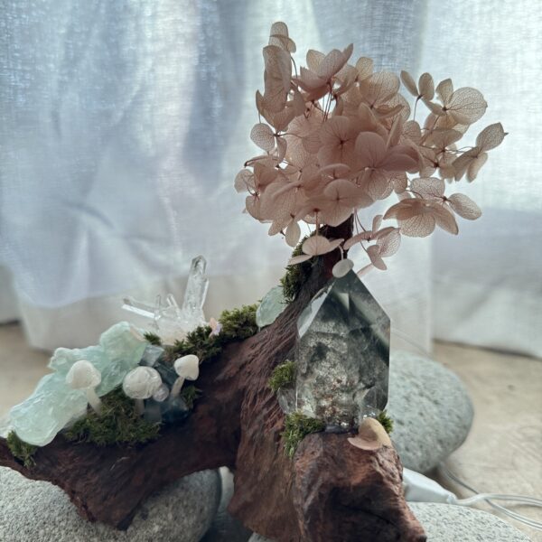 森林疗愈景观摆件 · 干花树与水晶能量石 Forest Healing Crystal Landscape · Preserved Flower Tree & Crystals