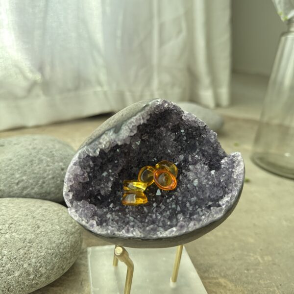 紫水晶晶洞摆件 · 附黄水晶碎石 Amethyst Geode with Citrine Chips