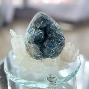 天青石水晶洞摆件 · Celestite Geode with Clear Quartz Decor